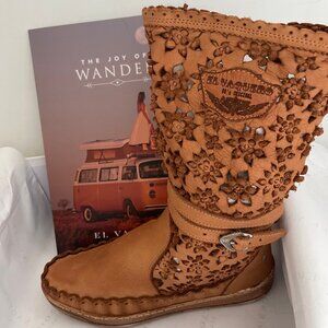 EL VAQUERO "Picking Daisies" Artisan Mocc Boots/Floral Cutouts: New with Box: 38
